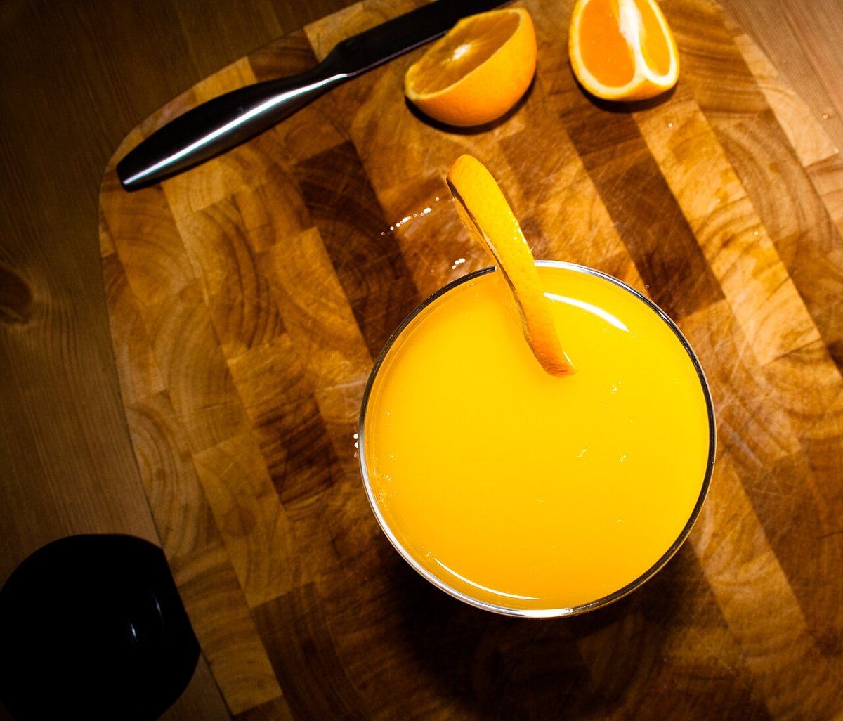 A glass of orange juice (stock photo)